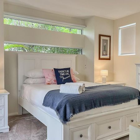 Luxury Resort Style Villa Pool By Custom Bnb Hosting Pelican Waters Exterior foto