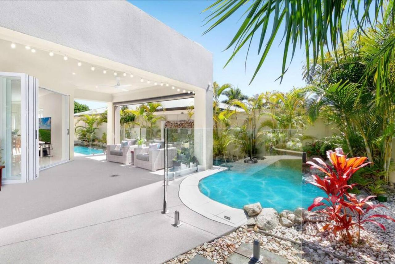 Luxury Resort Style Villa Pool By Custom Bnb Hosting Pelican Waters Exterior foto
