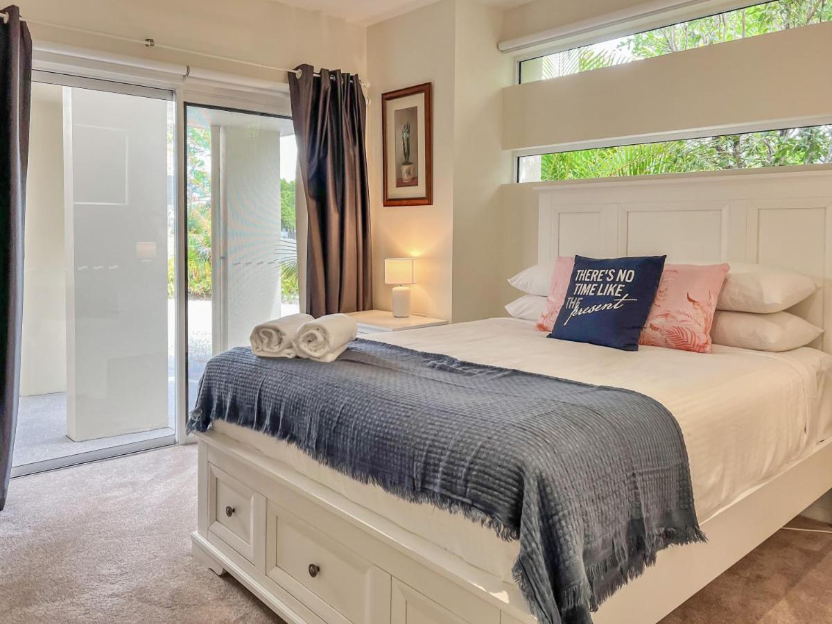 Luxury Resort Style Villa Pool By Custom Bnb Hosting Pelican Waters Exterior foto