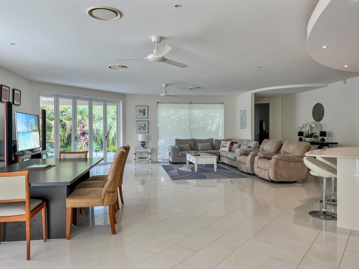 Luxury Resort Style Villa Pool By Custom Bnb Hosting Pelican Waters Exterior foto