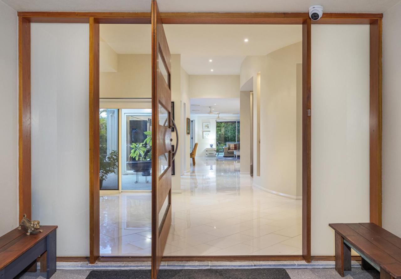 Luxury Resort Style Villa Pool By Custom Bnb Hosting Pelican Waters Exterior foto