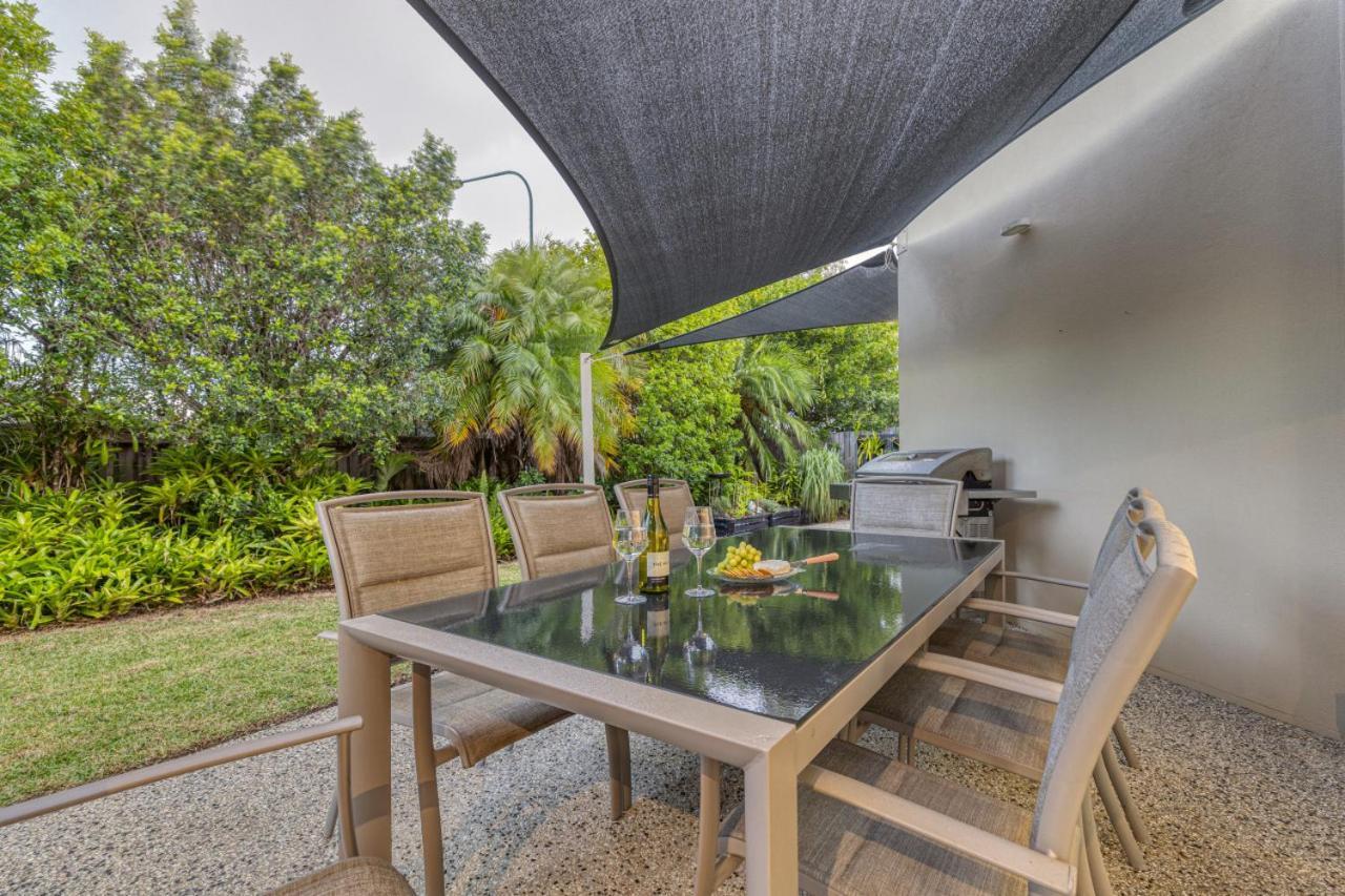 Luxury Resort Style Villa Pool By Custom Bnb Hosting Pelican Waters Exterior foto