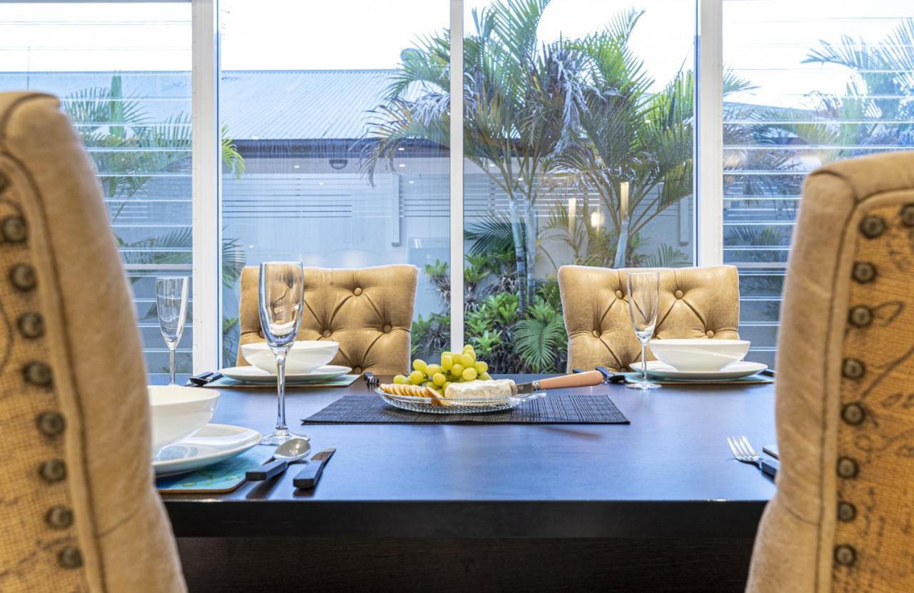 Luxury Resort Style Villa Pool By Custom Bnb Hosting Pelican Waters Exterior foto