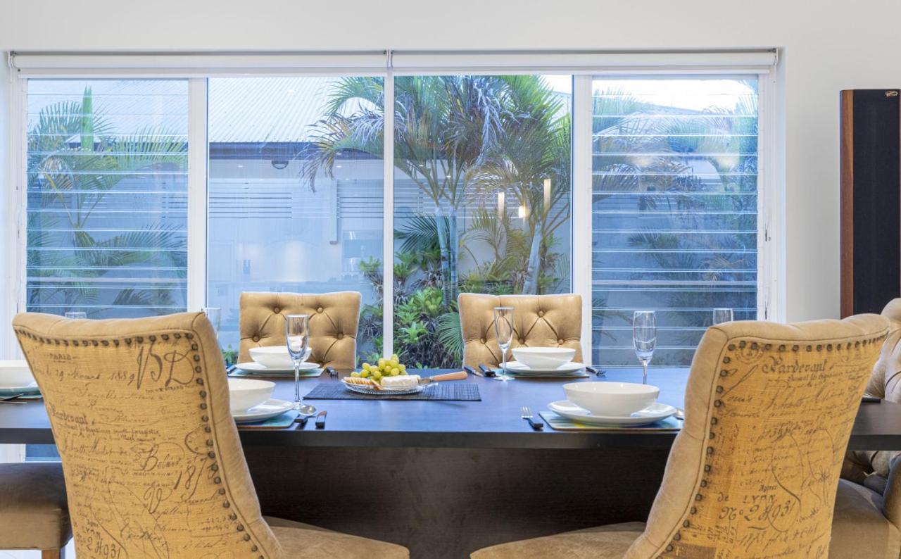 Luxury Resort Style Villa Pool By Custom Bnb Hosting Pelican Waters Exterior foto