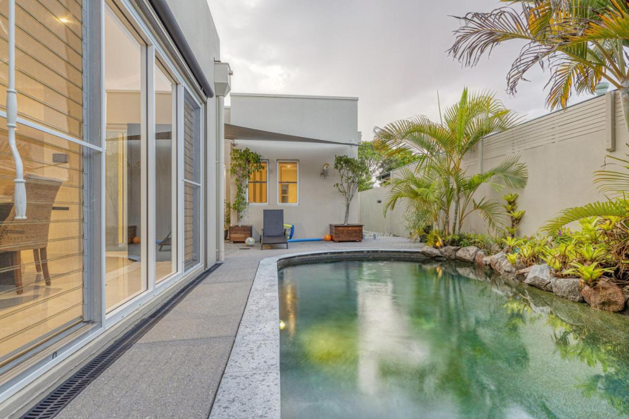 Luxury Resort Style Villa Pool By Custom Bnb Hosting Pelican Waters Exterior foto