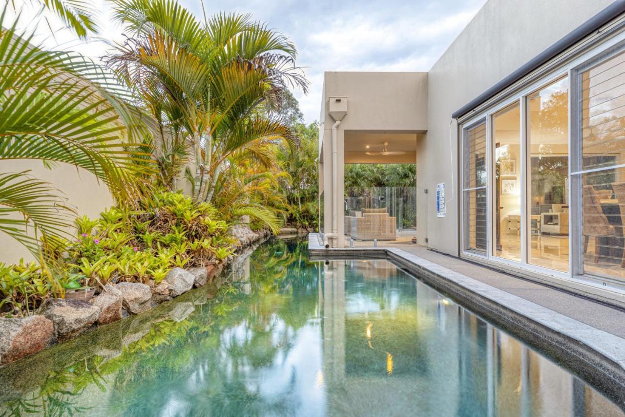 Luxury Resort Style Villa Pool By Custom Bnb Hosting Pelican Waters Exterior foto